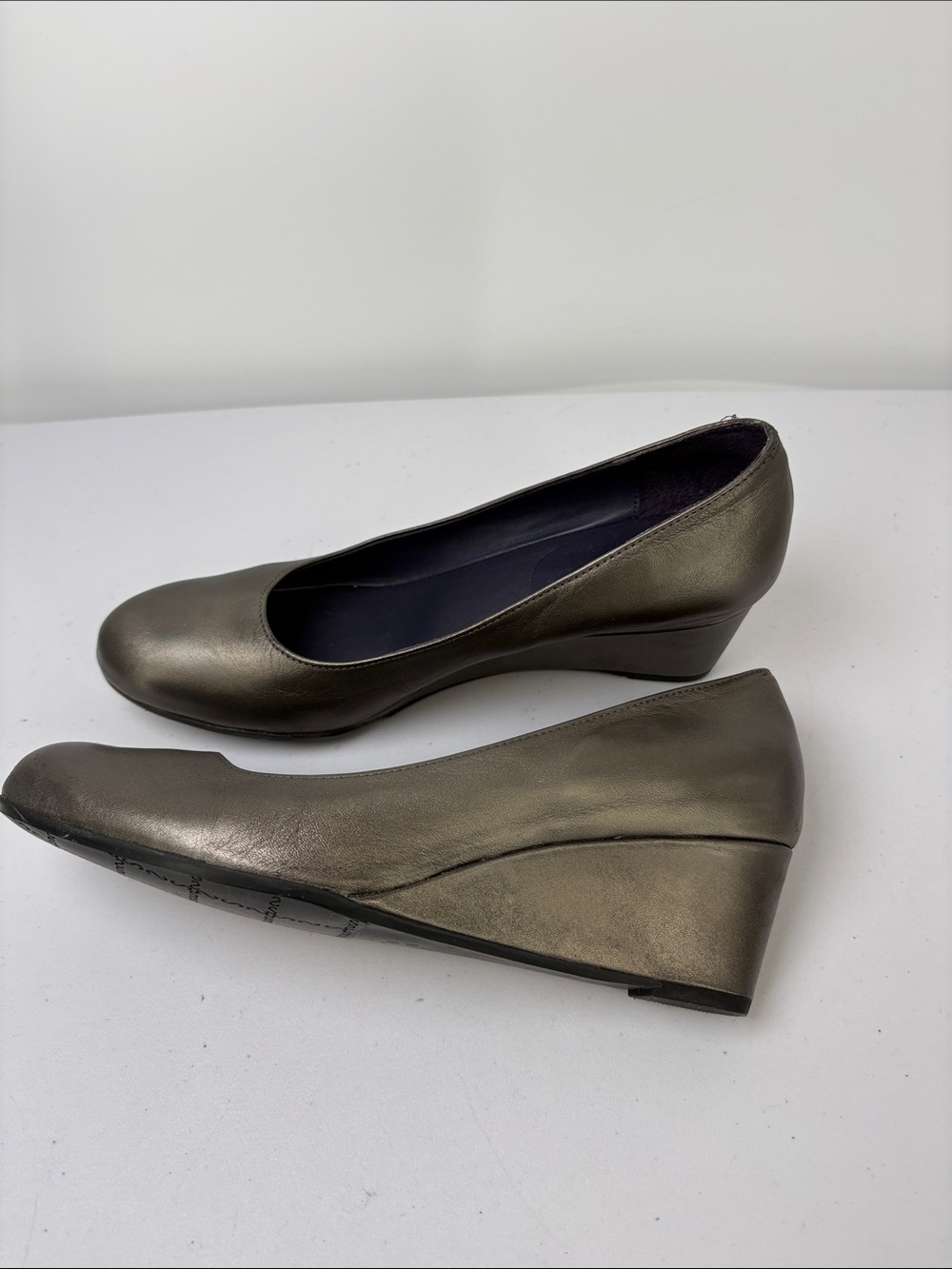 🥯 Vaneli leather Metallic 2” Wedge Pumps